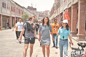 泉州古城英文讲解学员向外国友人宣传推介泉州图片