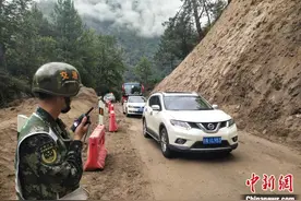 川藏公路西藏波密段因降雨道路中断 现抢通恢复单向通行图片
