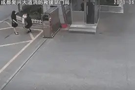 警铃响起，消防员差点抱女儿出警...这一幕网友笑过之后泪目了图片
