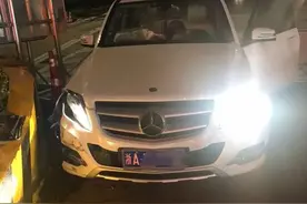 老公坐副驾睡得太香还打呼噜，开车的老婆一怒之下……撞了图片