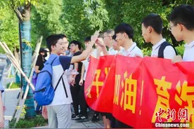 杭州6.6万名学生参加中考 考场外频现花式祝福图片
