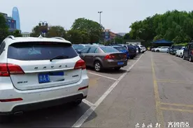 大明湖西南门停车场满载，济南本地车占六成以上图片