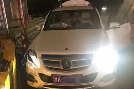 老公坐副驾睡得太香还打呼噜，开车的老婆又困又怒……撞了图片