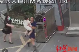 警铃响！消防员下意识抱女儿出警感动网友，但他说：这不值一提图片