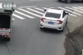 车行驶途中突然向后倒溜 交警打开车门司机直接滚出……图片