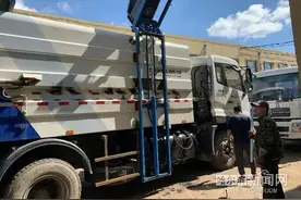 压缩车变身厨余垃圾专运车，拉运过程全程密闭图片