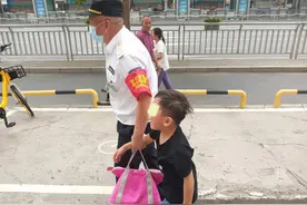 揪心！女子停个车竟把孩子丢了图片