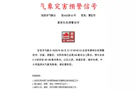 湖北一地暴雨袭城！女司机被困车内，交警砸窗救人图片