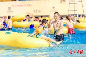 水上乐园开门了，专家提醒玩水时随身携带几个口罩图片