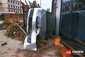 四川冕宁特大暴雨：53名游客凌晨被洪水围困 坐挖掘机脱险图片