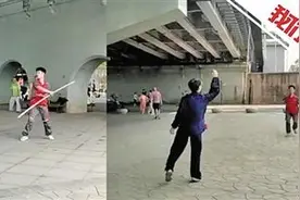 晨练大爷快递小哥切磋武术 小哥曾在少林习武出手不凡图片