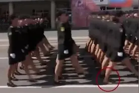 镇定前行！俄女兵阅兵式踢飞鞋光脚行走获嘉奖视频封面