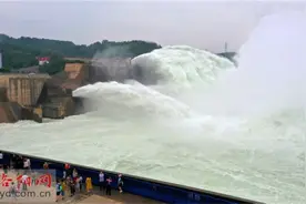 洛阳黄河小浪底飞瀑景观迎客来图片