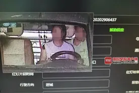 秀恩爱？广西一对男女叠坐驾驶位开车，被交警处罚图片