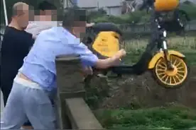 四川广汉出租车司机将共享电动车扔进河道 公安：4名嫌疑人涉嫌寻衅滋事图片