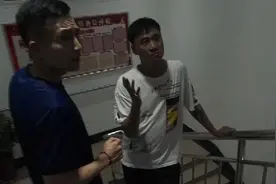 熊孩子给自己父亲下“套”，塑料瓶盖卡手，男子深夜上门求助消防图片