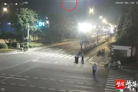 小伙城墙放风筝不慎掉落，一根300多米长的线悬在马路上空…图片