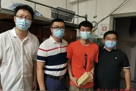 “母校永远和你在一起！”武汉高校毕业生雨夜返校，老师们陪他到凌晨图片