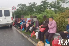 7座小车装了17人，车主是第7次超载被查获图片