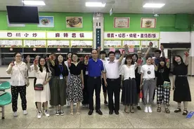 送去粽子、凉茶和午餐，新乡学院校领导慰问在校研究生图片