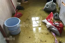 粪水满屋！柳州一业主家中厕所冒污水，物业建议他和楼上全体用户平摊维修费图片