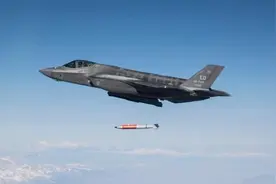 美国首次公开F-35搭载新型核弹测试画面视频封面