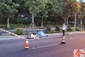 突发不幸！电动车倒在五岔路口立交桥下，两名男子一死一伤图片