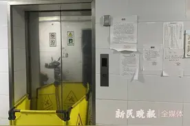 老电梯张嘴“咬”人 六旬阿姨乘电梯双腿被夹断伤势严重图片