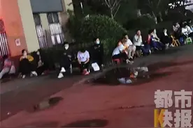 西安家长提前15个小时冒雨通宵排队，只为孩子幼升小交材料图片
