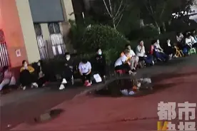 西安家长提前15个小时冒雨通宵排队，只为孩子幼升小交材料图片