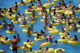 明斯克：泳池里的清凉夏日图片