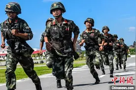 福建武警冒酷暑开展综合体能素质演练图片