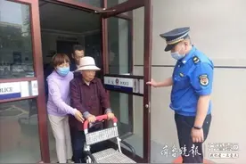 济宁八旬老人街头迷路，古槐执法大队队员帮她回家图片