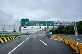 明晚，龙东高架路（罗山路立交至中环路立交）通车！外牌高峰限行图片