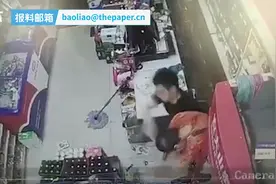 便利店老板6瓶啤酒砸倒持刀抢劫男子 警方：正当防卫图片