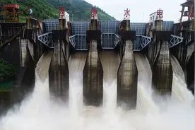 上游河流涨水 重庆酉酬水电站开启5个闸门泄洪视频封面