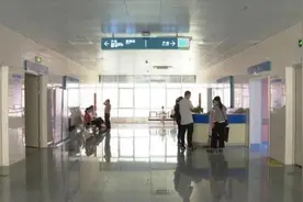 乘风破浪的姐姐！孕妇临产危急，她单手跪举胎儿头部27分钟图片