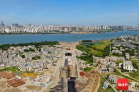 海口文明路江东过江隧道东岸连接琼山大道开始铺设沥青图片