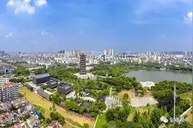 美国《侨报》整版刊登，说了句容这些事！图片