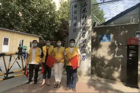 家长执勤，真情相伴！山师附小雅居园校区家长“变身”志愿者图片