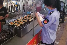 严查夜市从业人员无健康证上岗等行为丨外出饮食这四点要注意图片