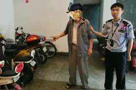 懊恼电动车占了楼道，这位古稀老人拎走了人家的电瓶图片