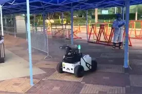酷似小坦克的消杀机器人来了！可代替工作人员进入狭窄、危险区域消毒图片