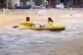 浙江衢州暴雨部分道路积水严重，消防员借吊车营救被困者图片