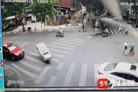 电动自行车改装成前卫“太空车”，闹市区行驶惊呆路人图片