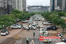 把人行道当停车场！南宁五象新区这些车被“拖车大军”拉走了图片