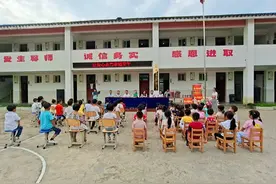 用爱心点亮幸福童年—长宁团县委、县幼儿园公益助学捐赠活动走进青山幼儿园图片