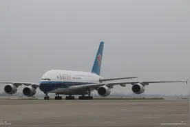 全球最大客机首次降落郑州机场图片