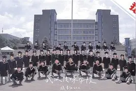 武汉一毕业生一人拍合影 制作出“孤单又热闹”的毕业照图片