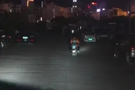 你的背影真帅！贵州小伙骑车主动为出警消防员带路图片